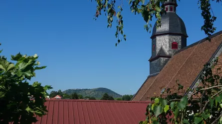 Blick über die Kirche zur Madenburg