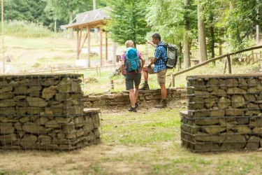 Wanderer an der Villa Rustica (© Rheinhessen Touristik GmbH Foto Dominik Ketz)