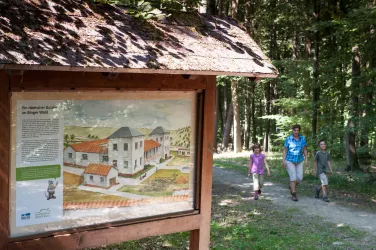 Familie bei Villa Rustica (© Quelle Stadt Bingen Foto Martin Kämper)