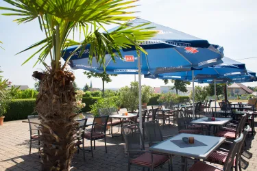 Terrasse Weingut Edel-Brauch (© Weingut Edel-Brauch)